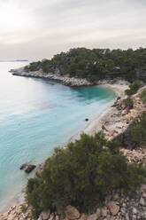 Spanien, Balearische Inseln, Strand Cala Saladeta in der Abenddämmerung - JAQF01136