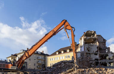 Deutschland, Bayern, München, Baufahrzeug beim Abriss eines Gebäudes - MAMF02372