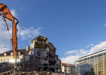 Deutschland, Bayern, München, Baufahrzeug beim Abriss eines Gebäudes - MAMF02373
