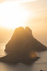 Spanien, Balearische Inseln, Insel Es Vedra bei Sonnenuntergang - JAQF01139