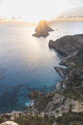 Spanien, Balearische Inseln, Klippen der Insel Ibiza bei Sonnenuntergang mit Es Vedra im Hintergrund - JAQF01140