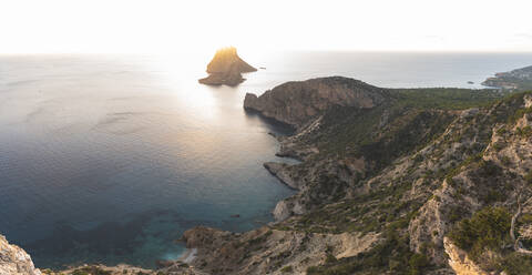 Spanien, Balearische Inseln, Klippen der Insel Ibiza bei Sonnenuntergang mit Es Vedra im Hintergrund - JAQF01141