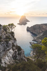 Spanien, Balearische Inseln, Klippen der Insel Ibiza bei Sonnenuntergang mit Es Vedra im Hintergrund - JAQF01142