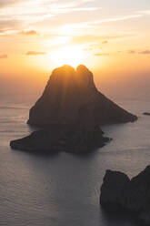 Spanien, Balearische Inseln, Insel Es Vedra bei Sonnenuntergang - JAQF01143