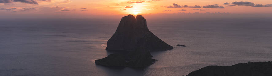 Spanien, Balearische Inseln, Panoramablick auf die Insel Es Vedra bei Sonnenuntergang - JAQF01145