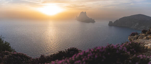 Spanien, Balearische Inseln, Panoramablick auf die Insel Es Vedra von der Klippe aus gesehen bei Sonnenuntergang - JAQF01146