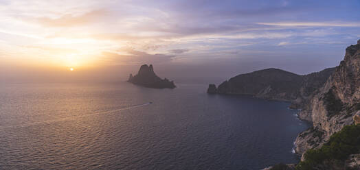 Spanien, Balearische Inseln, Panoramablick auf die Insel Es Vedra von der Klippe aus gesehen bei Sonnenuntergang - JAQF01147