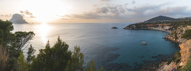 Spanien, Balearen, Küstenlinie der Insel Ibiza bei Sonnenuntergang - JAQF01157