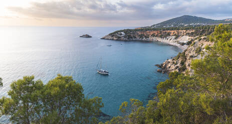 Spanien, Balearen, Küstenlinie der Insel Ibiza bei Sonnenuntergang - JAQF01159