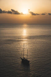Spanien, Balearische Inseln, Sonnenuntergang über einem Segelboot auf dem Meer - JAQF01161