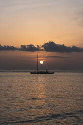 Spanien, Balearische Inseln, Sonnenuntergang über einem Segelboot auf dem Meer - JAQF01163