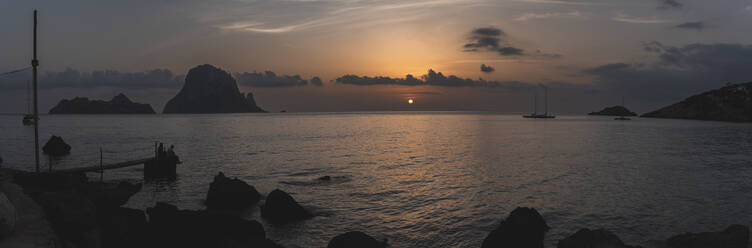 Spanien, Balearen, Meeresstrand bei Sonnenuntergang mit Silhouette der Insel Es Vedra im Hintergrund - JAQF01165