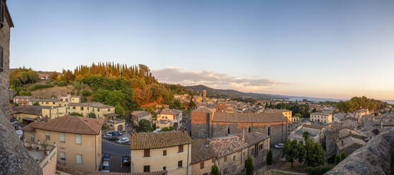 Italien, Latium, Bolsena, Panoramablick auf die Stadt in der Abenddämmerung - MAMF02379