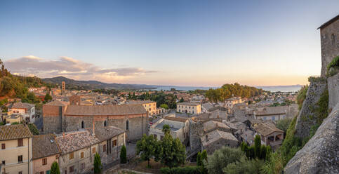 Italien, Latium, Bolsena, Panoramablick auf die Stadt in der Abenddämmerung - MAMF02380