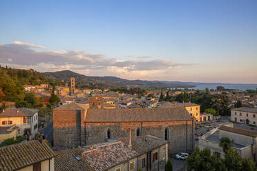 Italien, Latium, Bolsena, Blick auf die Stadt in der Abenddämmerung - MAMF02382