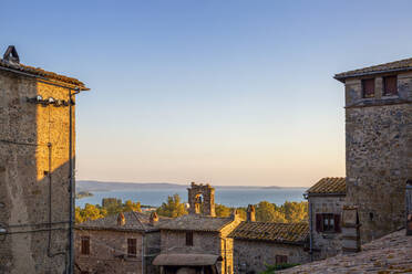 Italien, Latium, Bolsena, Altstadthäuser in der Abenddämmerung - MAMF02384