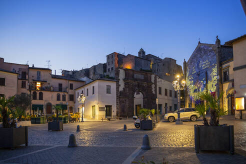 Italien, Latium, Bolsena, Piazza Matteotti in der Abenddämmerung - MAMF02390