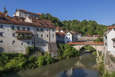 Slowenien, Oberkrain, Skofja Loka, Kapuzinerbrücke über den Fluss Selska Sora im Sommer - ABOF00858