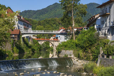 Slowenien, Oberkrain, Skofja Loka, Brücken über den Fluss Selska Sora im Sommer - ABOF00860