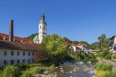 Slowenien, Oberkrain, Skofja Loka, der Fluss Selska Sora fließt im Sommer durch eine idyllische Stadt - ABOF00861