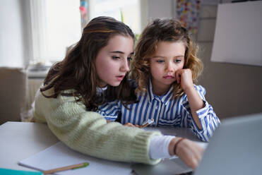 Porträt von Schulmädchen, die zu Hause online lernen, Coronavirus-Konzept. - HPIF05726