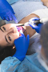 Zahnarzt bei der Untersuchung eines Patienten mit Geräten in einer medizinischen Klinik - JAQF01169
