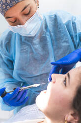 Zahnarzt gibt dem Patienten in der Klinik eine Betäubungsspritze - JAQF01184