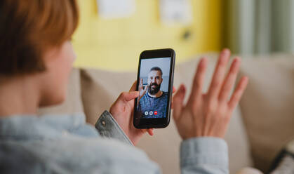 Junge Frau zu Hause, die mit ihrem Smartphone einen Videoanruf tätigt, Konzept der sozialen Netzwerke. - HPIF05767