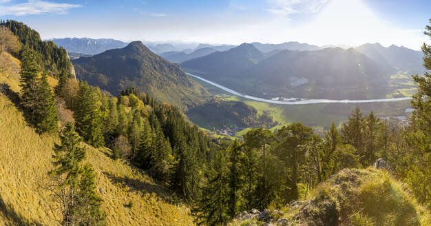 Schöne Aussicht auf die Berge an einem sonnigen Tag - MAMF02391