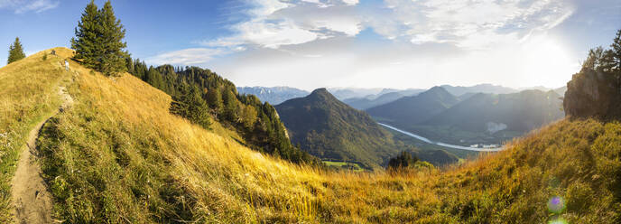 Ruhige Berglandschaft an einem sonnigen Tag - MAMF02392