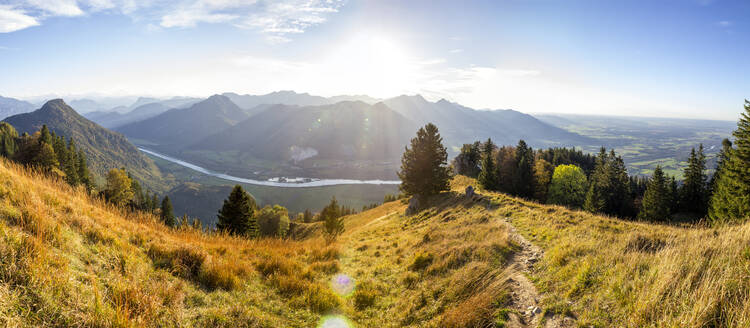 Panoramaaussicht auf eine Bergkette an einem sonnigen Tag - MAMF02393