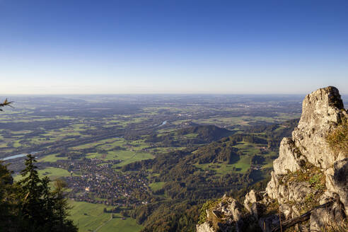 Ruhiger Blick auf die Landschaft unter blauem Himmel - MAMF02397