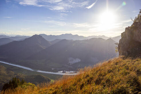 Blick auf eine Bergkette an einem sonnigen Tag - MAMF02398