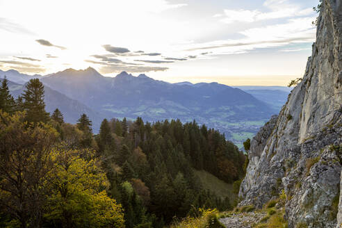 Aussicht auf majestätische Berge unter bewölktem Himmel - MAMF02402