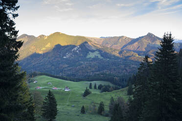 Blick auf eine Landschaft vor einem Gebirge unter Himmel - MAMF02403