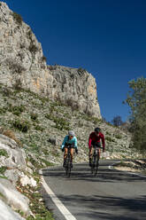 Ältere Radfahrer auf Fahrrädern vor Felsen - AMNF00101