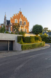 Haus mit Klinkerfassade unter freiem Himmel - MAMF02417