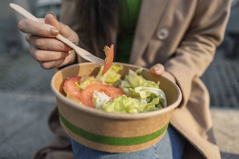 Junge Frau isst Schüssel mit Salat - JCCMF08944