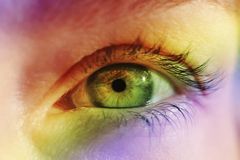 Mehrfarbiges Licht auf dem menschlichen Auge - SIF00652