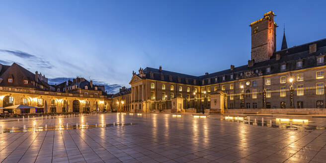 Frankreich, Bourgogne-Franche-Comte, Dijon, Palast der Herzöge von Burgund in der Abenddämmerung - WDF07222