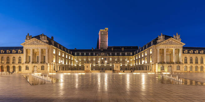 Frankreich, Bourgogne-Franche-Comte, Dijon, Beleuchtete Fassade des Palastes der Herzöge von Burgund in der Abenddämmerung - WDF07223