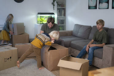 Children and father packing at home - NJAF00183