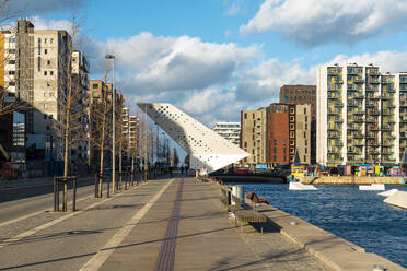 Dänemark, Aarhus, Leere Promenade mit modernen Skulpturen und Wohngebäuden im Hintergrund - TAMF03839