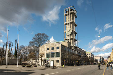 Dänemark, Aarhus, Straße vor dem Rathaus von Aarhus - TAMF03850