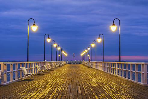 Polen, Pommern, Gdynia, Beleuchteter Orlowo Pier in der Morgendämmerung - ABOF00865