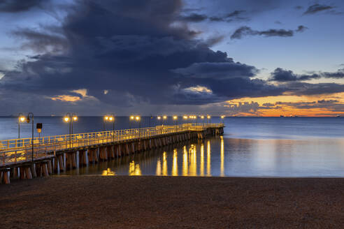 Polen, Pommern, Gdynia, Gewitterwolken über dem beleuchteten Orlowo Pier in der Morgendämmerung - ABOF00869