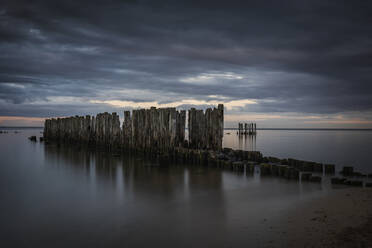 Polen, Pommern, Gdynia, Gewitterwolken über einer Buhne in Babie Doly - ABOF00873