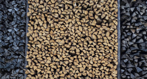 Stapel mit braunen Brennholzscheiten - MAMF02428