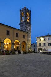 Gebäude des Torre Tarlati o dell'orologio in Bibbiena unter strahlend blauem Himmel - MAMF02435