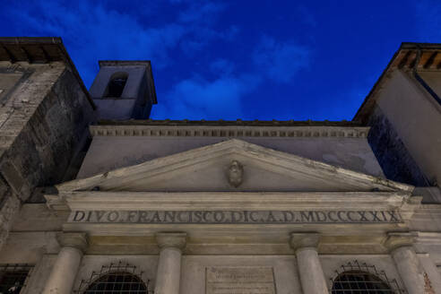 Kirche des Oratoriums San Francesco Saverio del Caravita unter blauem Himmel - MAMF02436